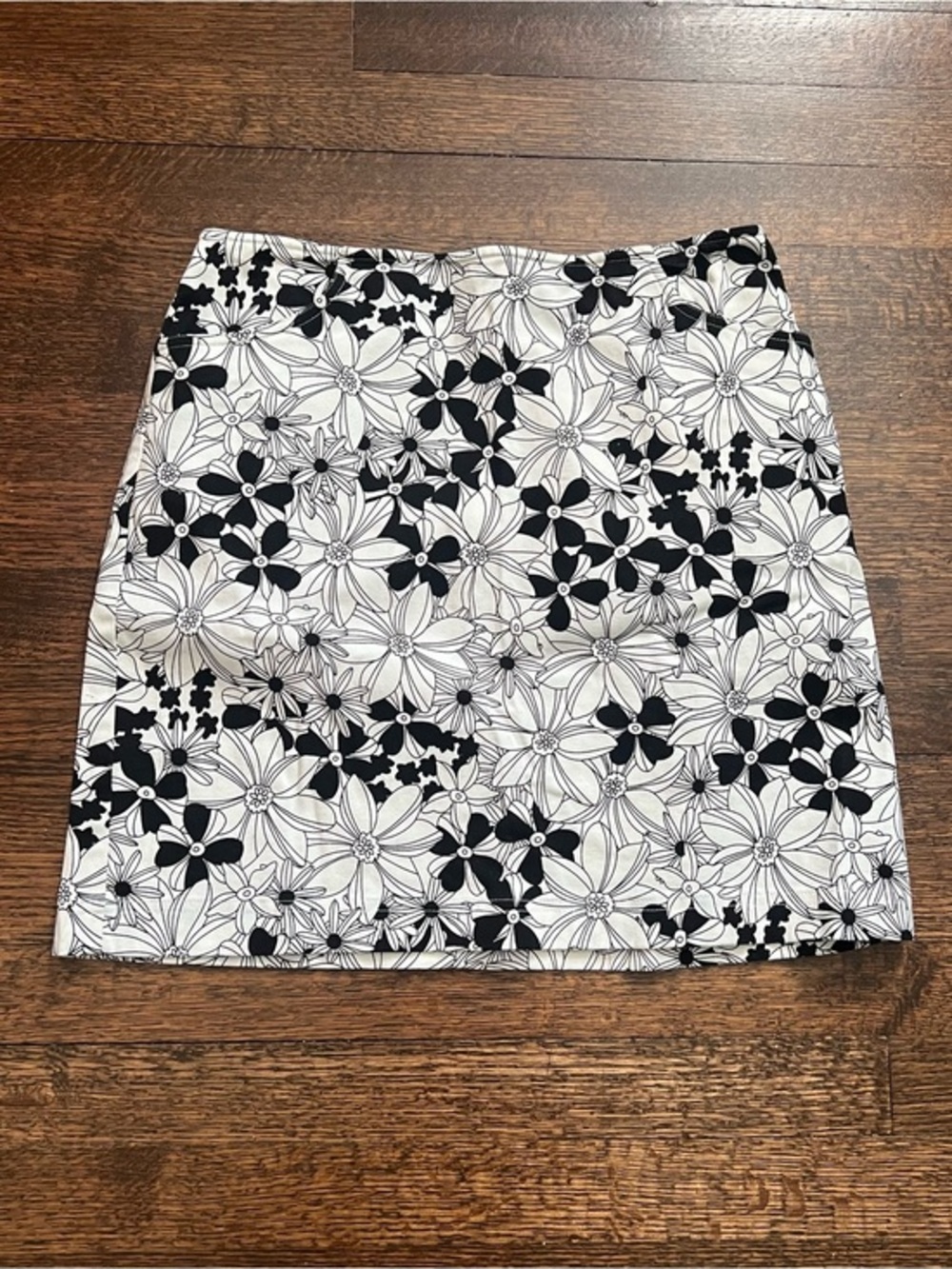 Ann Taylor Loft size 10 white and black floral print skirt.